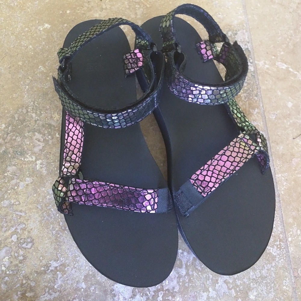 Iridescent platform Tevas